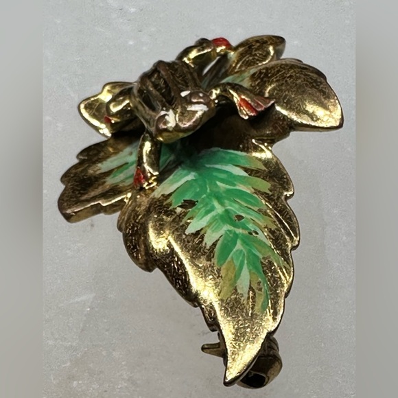Little Frog on Leaf Pin/brooch Gold Painted Metal - Picture 3 of 6